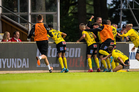 Mjällbys Noah Persson jublar med lagkamraterna