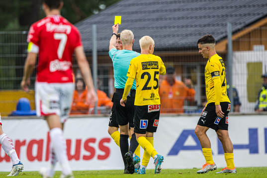Mjällbys Noah Persson får gult kort