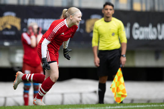 Sturebys målvakt Freja Norinder jublar