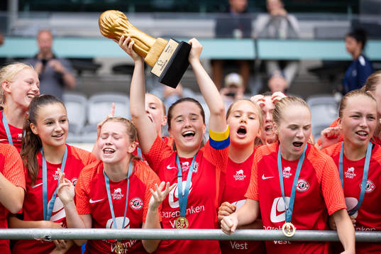 Arna-Björnar jublar med pokalen
