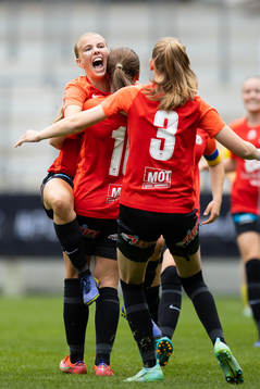 Arna-Björnar spelare jublar