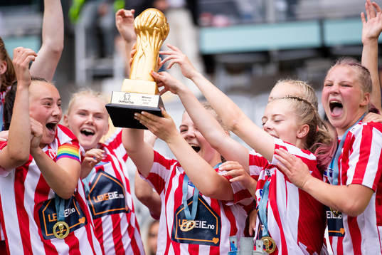 Avaldsnes jublar med pokalen