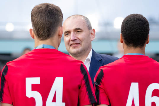 Islands president Gudni Johannesson delar ut medaljer