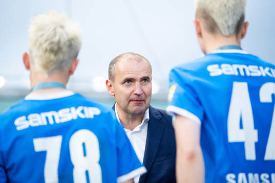 Islands president Gudni Johannesson delar ut medaljer
