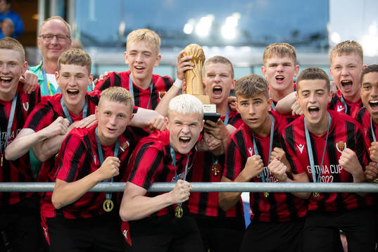 Vikingur jublar med pokalen