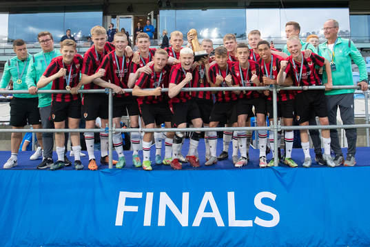 Vikingur jublar med pokalen