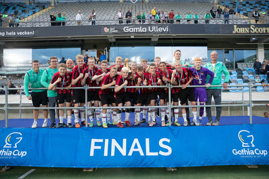 Vikingur jublar med pokalen