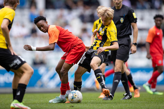 Häckens Pontus Dahbo i kamp om bollen med en motståndare