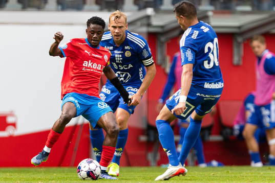 Helsingborgs Joseph Amoako i en kamp mot GIF Sundsvalls