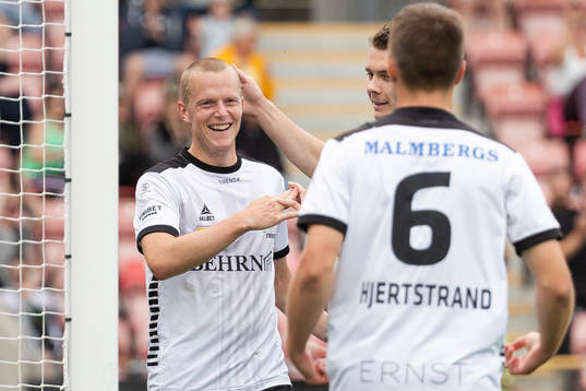 Örebros Daniel Gustafsson jublar