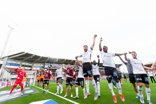 Örebros spelare jublar