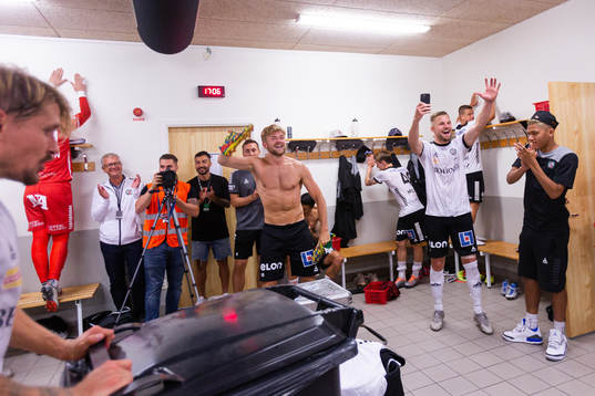 Örebros spelare jublar i omklädningsrummet