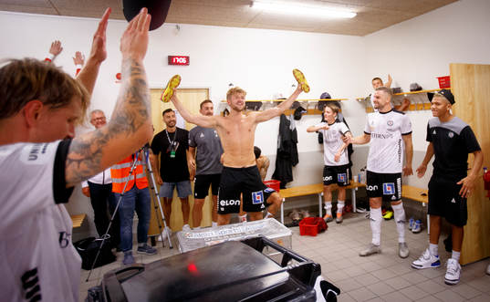 Örebros Niclas Bergmark  firar i omklädningsrummet