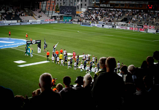 Spelarna på väg ut till fotbollsmatchen i Superettan