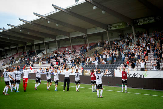 Örebrospelarna tackar publiken