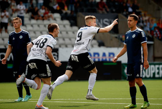 Örebros Erik Björndahl gör 1-0 och jublar