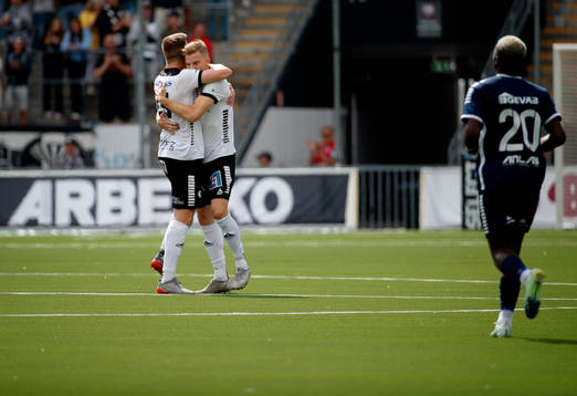 Örebros Erik Björndahl gör 1-0 och jublar