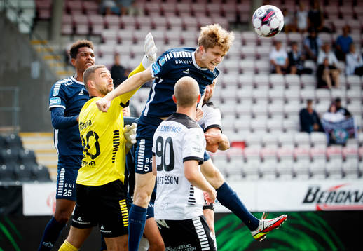 Kamp framför Utsiktens målvakt Mikica Gjorgievski