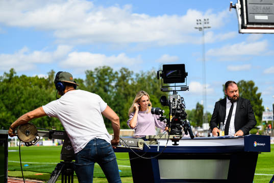 Karin Frick och Alexander Axén i Discovery studio före