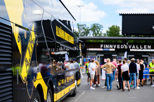 s spelarbuss utanför Finnvedsvallen före fotbollsmatchen