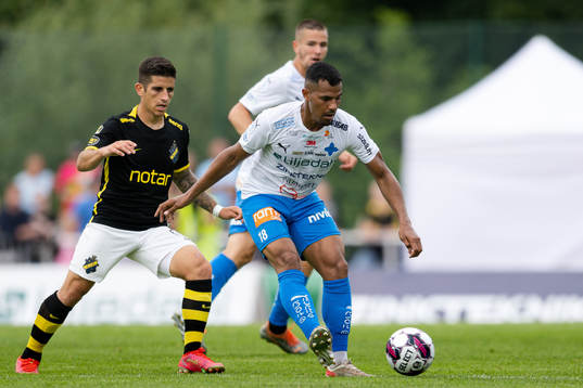 AIKs Nicolas Stefanelli och Värnamos Wenderson Oliveira do
