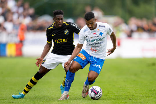 AIKs Josafat Mendes och Värnamos Wenderson Oliveira do