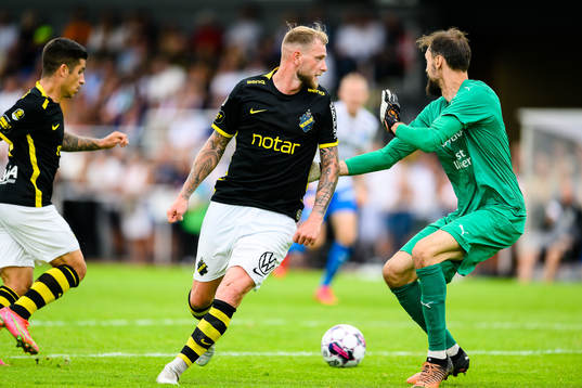 s John Guidetti och Värnamos målvakt Pilip Vaitsiakhovich