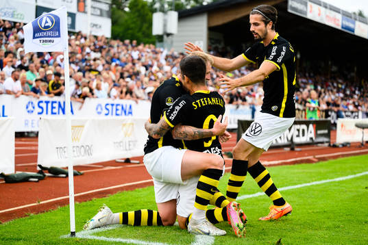 s John Guidetti, Nicolas Stefanelli och AIK:s Zachary