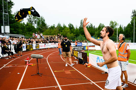 s Zachary Elbouzedi  kastar sin tröja till supportarna