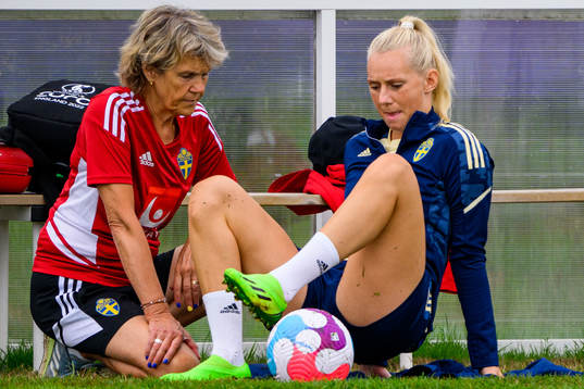 Kristina Forsblom, physio and Stina Blackstenius of the
