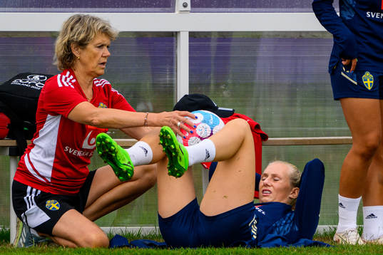 Kristina Forsblom, physio and Stina Blackstenius of the