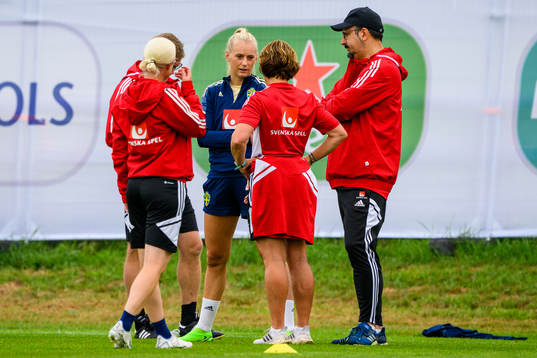Stina Blackstenius speaks with Annica Näsmark, physio,