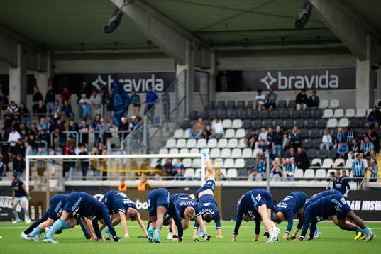 Djurgården värmer upp innan fotbollsmatchen i Allsvenskan