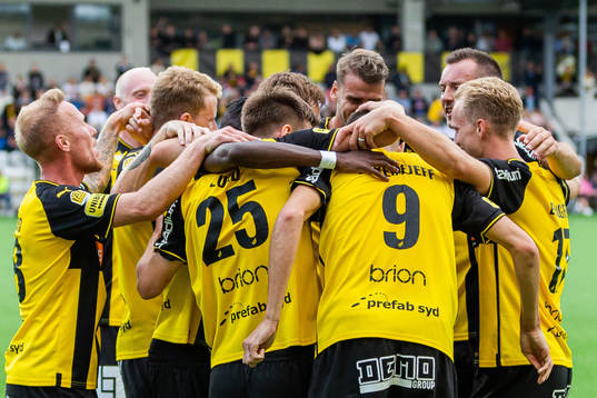 Häckens Alexander Jeremejeff jublar med lagkamrater