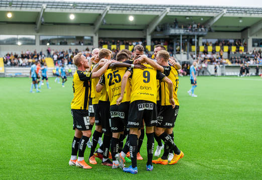 Häckens Alexander Jeremejeff jublar med lagkamrater