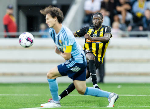 Djurgårdens Hjalmar Ekdal och Häckens Blair Sebastian
