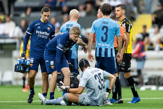 Djurgårdens målvakt Jacob Widell Zetterström får vård