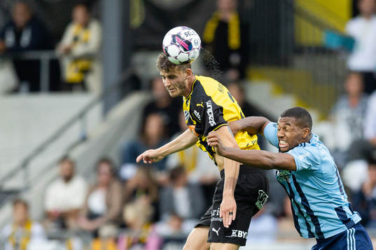 Häckens Johan Hammar och Djurgårdens Isak Hien