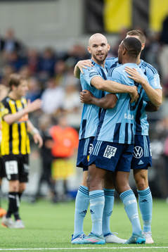 Djurgårdens Marcus Danielson och Isak Hien jublar