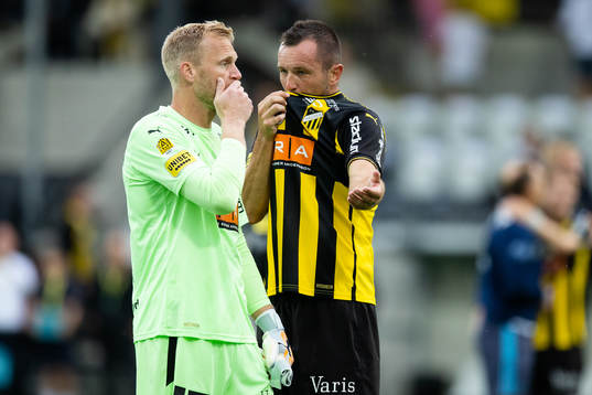 Häckens målvakt Peter Abrahamsson och Even Hovland deppar