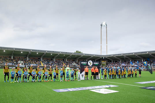 Lagen på line up innan fotbollsmatchen i Allsvenskan