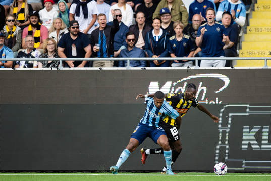 Djurgårdens Isak Hien och Häckens Blair Turgott