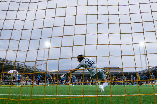Häckens Alexander Jeremejeff skjuter 1-0 på straff i mål
