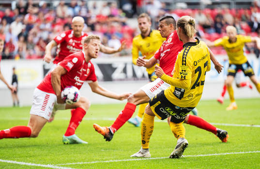 Elfsborgs Niklas Hult och Kalmars Lars Sætra samt Romario