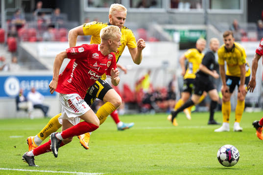 Kalmars Axel Lindahl och Elfsborgs Sveinn Gudjohnsen