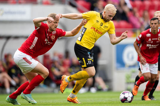 Kalmars Lars Saetra och Elfsborgs Sveinn Guðjohnsen