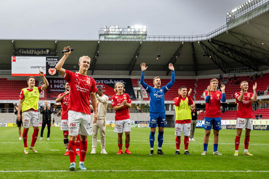Kalmars David Kristjan Olafsson jublar med lagkamrater