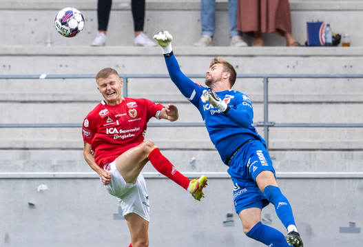 Kalmars Davíd Kristján Ólafsson och målvakt Ricardo