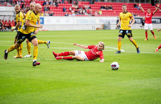 Elfsborgs Sebastian Holmén och Kalmars Sebastian Nanasi