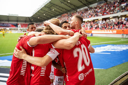 Kalmars Oliver Berg jublar med lagkamrater